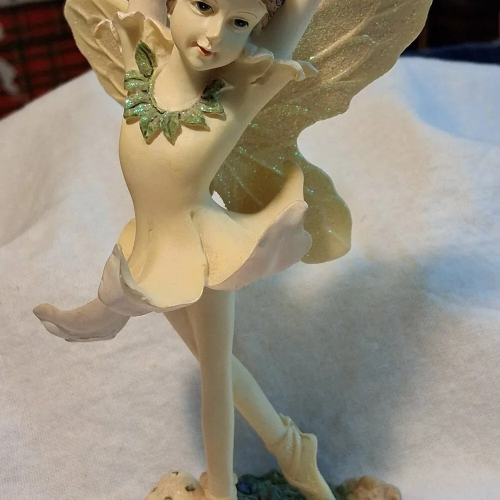 🧚‍♀️ Dezine Fairy Collection #5859 – Honey Ballet Figurine